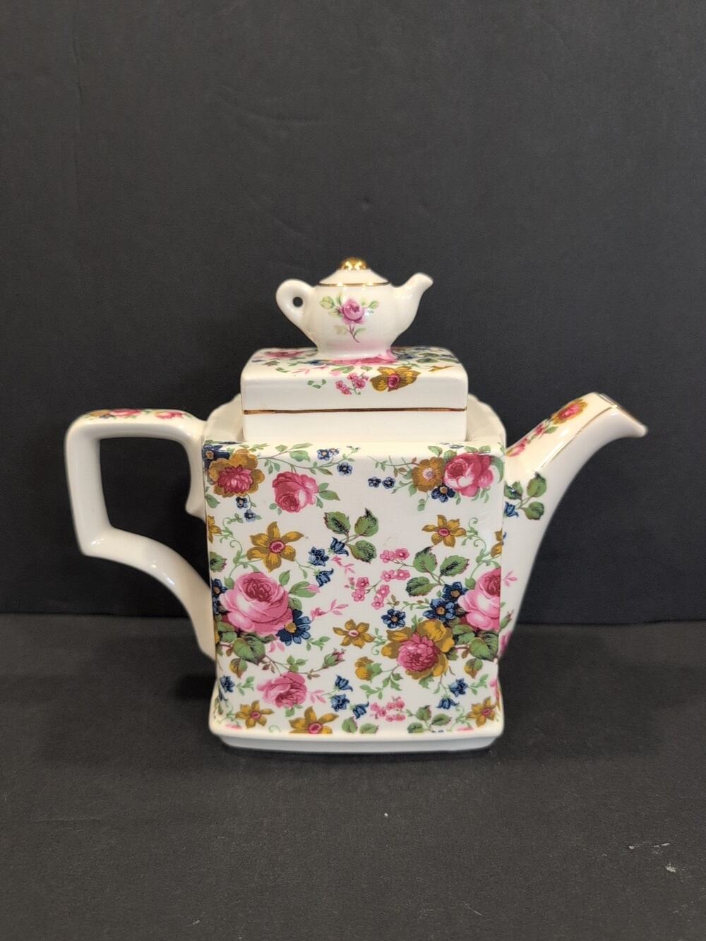 Vintage Sadler "Olde Chintz" teapot, Gold Gilding,‎ Windsor England. 16 Oz
